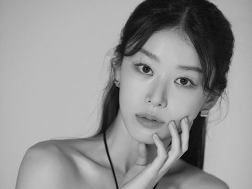 【写真】『二十五、二十一』の学級委員長を演じた女優イ・ジュミョン、圧巻の“美スタイル”を披露