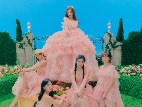 Red Velvet、“デビュー8周年”を迎えてメンバーがお祝いショットを公開！個性あふれる自撮りに注目【PHOTO】