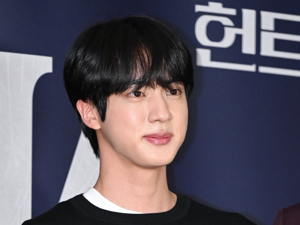 BTS・JIN、豪華俳優陣に囲まれて“愛されキャラ”炸裂！イ・ジョンジェも笑顔の可愛すぎる行動とは【独占写真10枚】