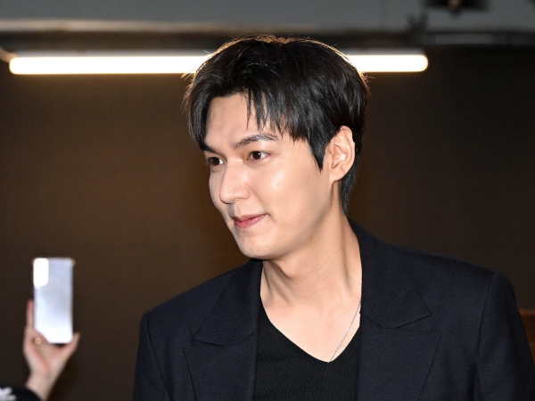 俳優イ・ミンホ、イ・ジョンジェ＆チョン・ウソンとの“豪華なスリーショット”が話題に！【独占写真】