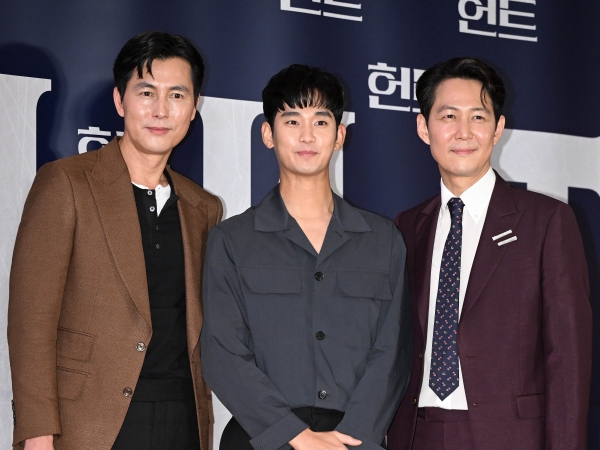 キム・スヒョン、映画『HUNT』のVIP試写会に登場！先輩らを前に“緊張した面持ち”【独占写真7枚】
