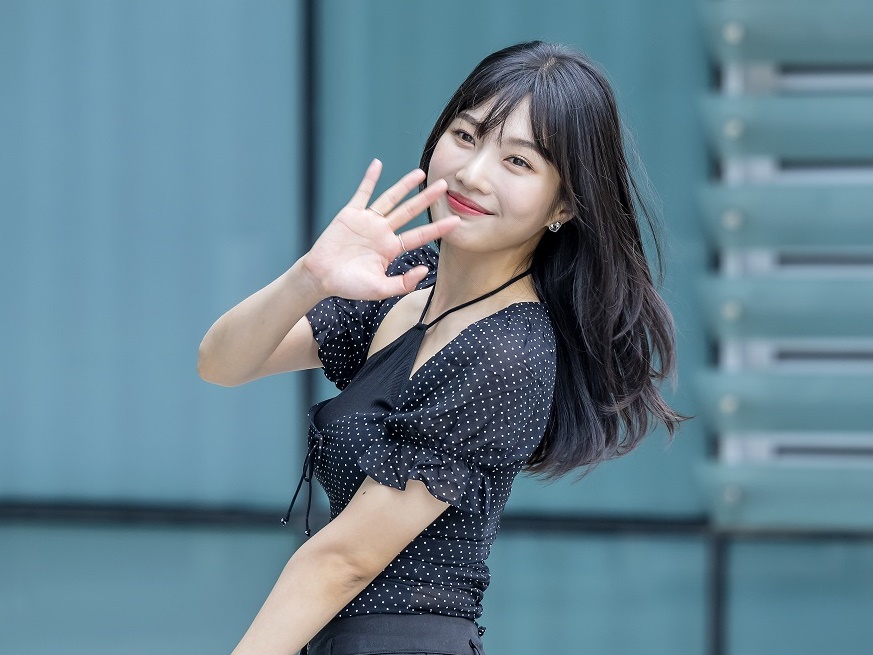 「まるで青リンゴ」Red Velvetジョイが美肩“丸出し”のバックショットで美スタイルを強調【PHOTO】