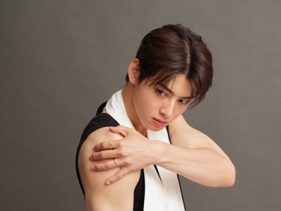 韓国屈指のイケメンアイドル！ASTROチャ・ウヌ、“撮影現場を圧倒”したビハインドカットが話題【PHOTO】