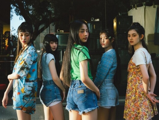 宮脇咲良が所属するLE SSERAFIMに続き、ベールを脱いだNewJeans…HYBEの“BTSリスク”軽減なるか