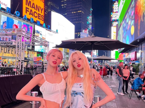【写真】米NYの中心街に現れた(G)I-DLEメンバー2人の正体とは？「こんなの全人類恋に落ちる」