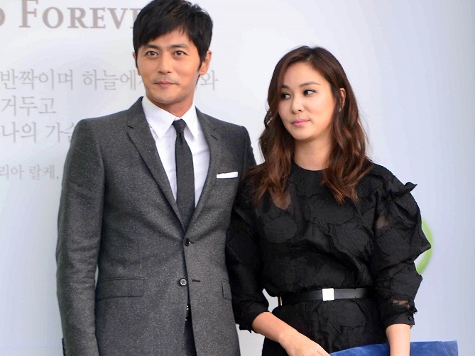 チャン・ドンゴンの妻コ・ソヨン、BLACKPINKと並んでも年齢差を感じさせない美貌に賞賛殺到！【PHOTO】