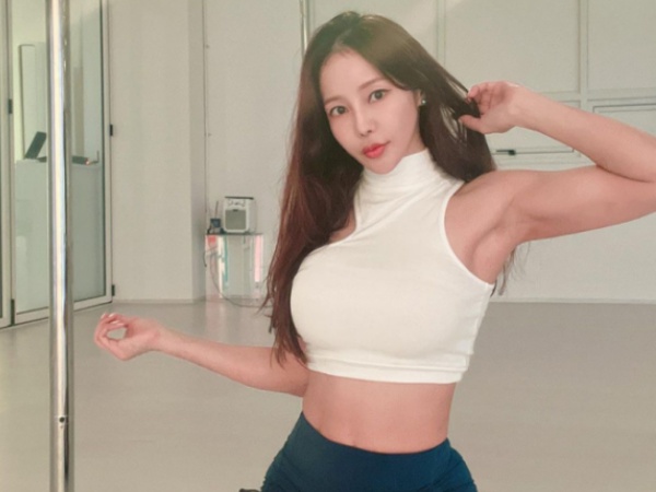 【画像】“51歳の腹筋”信じられないスタイルを見せつけた歌手ミナの大胆ハロウィン衣装