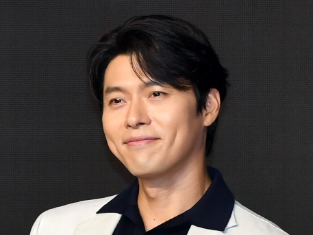 白セットアップで登場したヒョンビン、北朝鮮刑事演じたヒット作の続編『共助2』の注目ポイントは？【PHOTO】