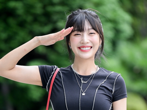 年上歌手と“公開熱愛中”のRed Velvetジョイ、爽やかさ爆発の清純美貌【PHOTO】