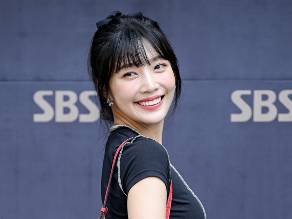 「直視できない」Red Velvetジョイ、“ワンショル”ピンクドレスで美デコルテを披露【PHOTO】