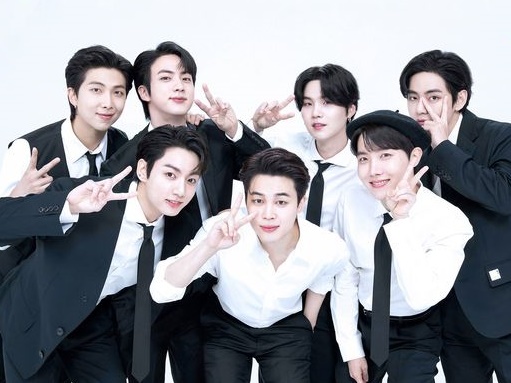 BTSメンバーが全員集合！JINの入隊現場に駆け付け、“仲良し完全体ショット”を公開【PHOTO】