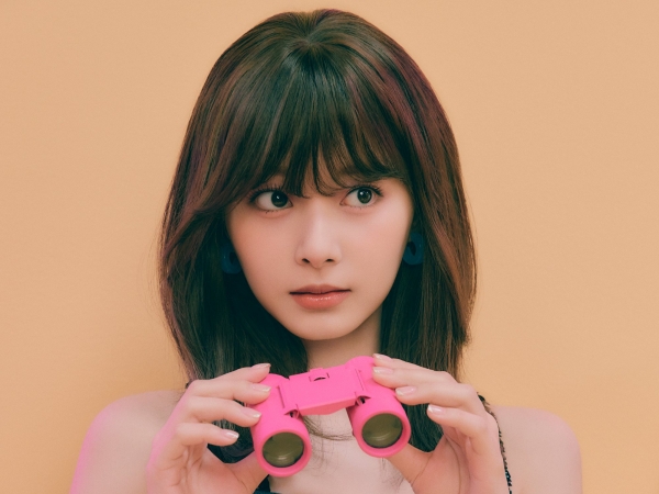 「神がかったビジュ」TWICE・ツウィ、“チューブトップ姿”公開にファン大興奮【PHOTO】