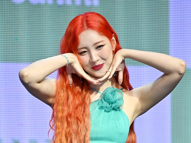 K-POPアイドル出身の韓国女性歌手が大胆背中見せ！華奢な肩ライン＆ウエストに視線集中【PHOTO】