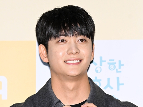 「脱！子犬系男子」『ウ・ヨンウ』俳優カン・テオ、“脱ぎかけ”ジャケットからのぞく筋肉質な腕【PHOTO】