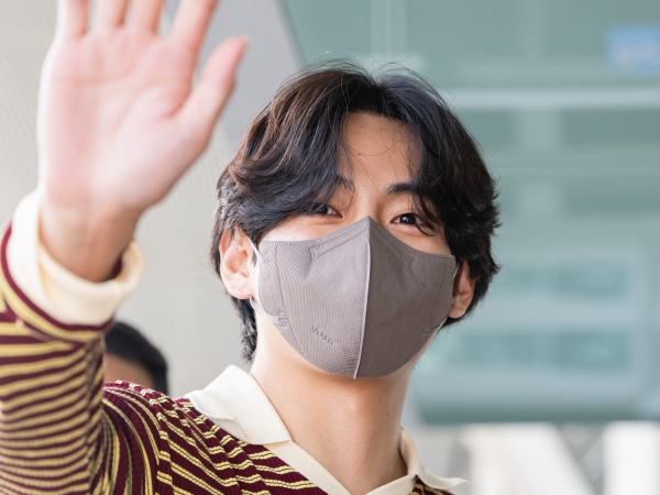 BTS・V、とてつもないオーラを纏いながら颯爽と登場…マスクでは隠せない美貌【空港ファッション】