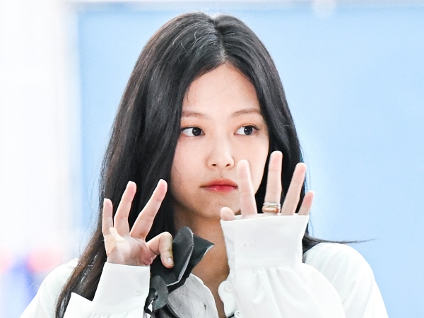 BLACKPINK・ジェニー、大きなアイスクリームを “あーん” 可愛すぎる姿にファンメロメロ【PHOTO】