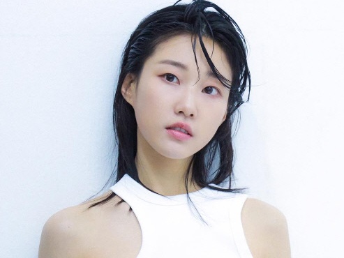 『ウ・ヨンウ』出演女優ハ・ユンギョンが大胆に背中あらわ！「美しすぎる」とファンも大絶賛【PHOTO】