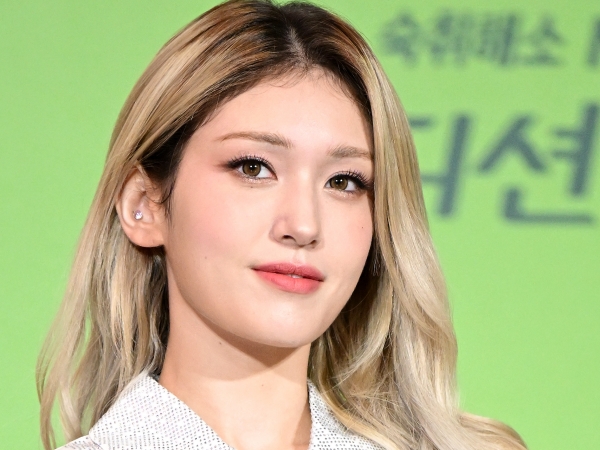 【写真】“172cm46kg” 歌手チョン・ソミ、スタイル抜群な制服ルックに反響「存在するのか疑うレベル」