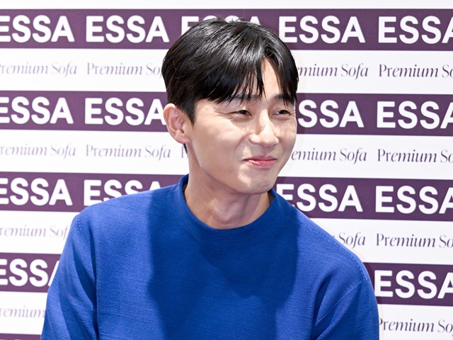 『梨泰院クラス』パク・ソジュン、“黒ずくめ”で誕生日のお祝いに感謝…「泣いてる？」のコメントも【PHOTO】