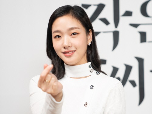 ドラマでは三角関係も！キム・ゴウン、イケメン俳優と肩組み3SHOTを公開「最高の供給に感謝」【PHOTO】
