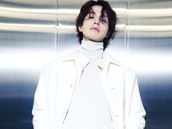 『トッケビ』の美しき死神イ・ドンウク、“色っぽい表情と完璧な着こなし”に反響「なんだこの色気は」【PHOTO】