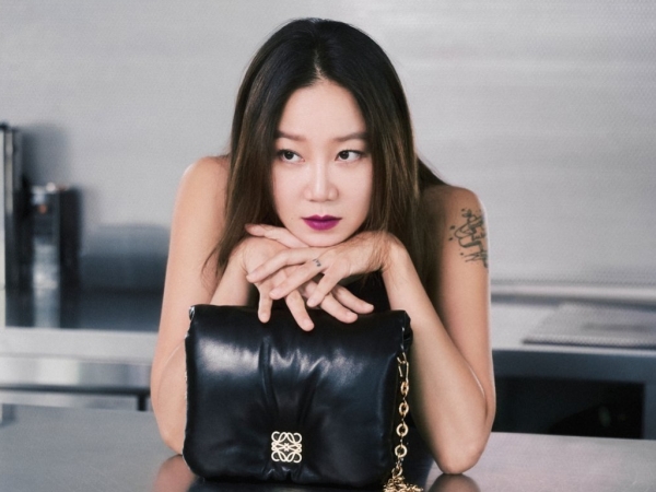 【写真】10歳下歌手と電撃婚発表したコン・ヒョジン、どんな奇抜な衣装も着こなす“カメレオン魅力”