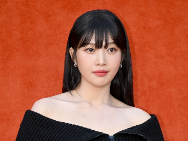 熱愛中の年上歌手も嫉妬？Red Velvetジョイ、共演者をバックハグ！「アツアツですね」【PHOTO】