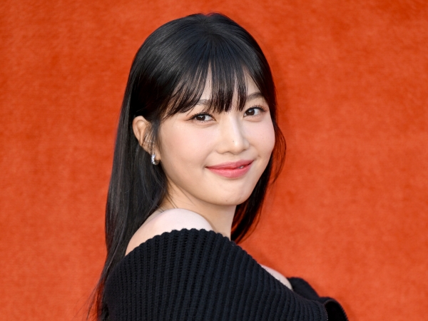 年上歌手と“公開熱愛中”Red Velvet ジョイ、純白キャミドレスで雪の天使に変身！aespaも一緒に【PHOTO】