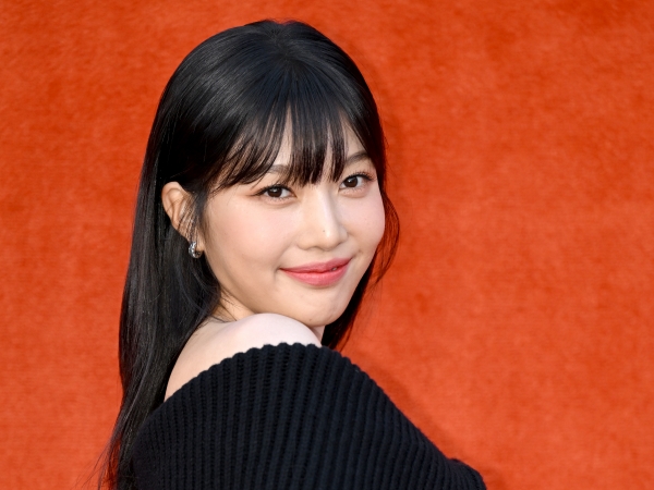 【写真】「見えそうでハラハラ…」Red Velvet ジョイ、マイクロミニスカの“脚線美”で注目集める