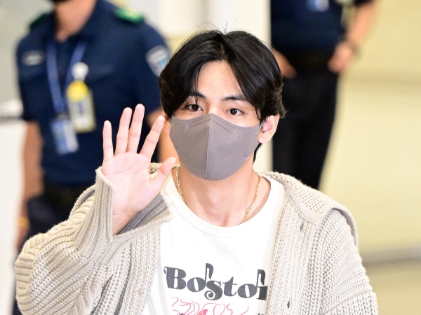 JUNG KOOKの誕生日に合わせて帰国？BTS・V、“ゆるっとカーデ”でもオーラ抜群【空港ファッション】