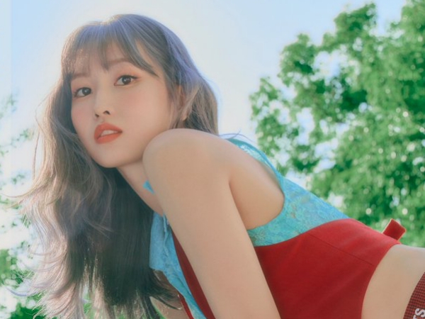 「スタイルえげつない」TWICE・モモ、“真っ白美背中”丸見えの大胆衣装姿でノックアウト！【PHOTO】