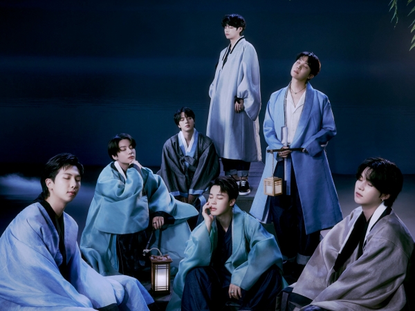 BTSが“真夜中の貴公子”に変身…満月をバックに韓服姿で魅せる最新ビジュアルが話題に【PHOTO】