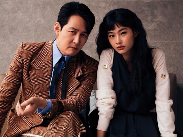 【写真】『イカゲーム』イ・ジョンジェ、共演女優チョン・ホヨンをバックハグ！米誌の特別カット