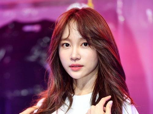 【写真】“10歳上の医師”と熱愛中のEXIDハニ、ばっちりメイクで魅惑的な色っぽビジュアル