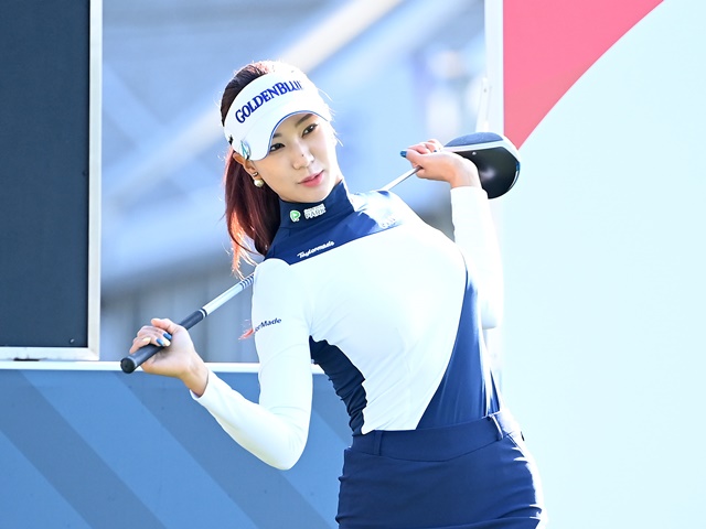 「お腹見えた！」韓国女子ゴルファーが“優雅”オフSHOT披露…ユ・ヒョンジュのタイトコーデに反響【PHOTO】