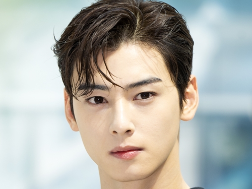 【写真】「抱きしめられたい…」ASTROチャ・ウヌ、優等生フェイスと“鍛え上げられた腕”のギャップ