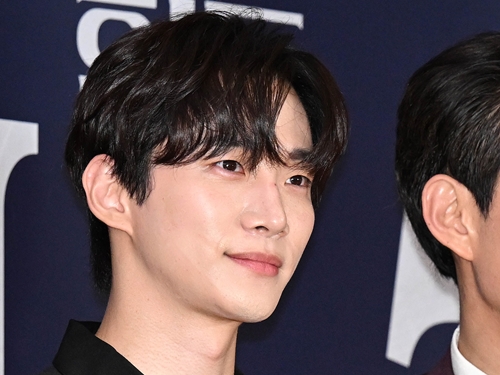 【写真】「肩幅が男前すぎ」2PMジュノ、ベージュニットで“秋の理想の男性像”を完全再現！