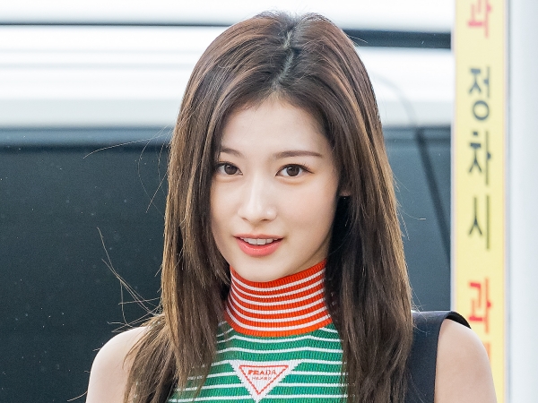 「美肌に吸い込まれる…」TWICE・サナ、チューブトップドレス姿で魅惑の眼差し【PHOTO】