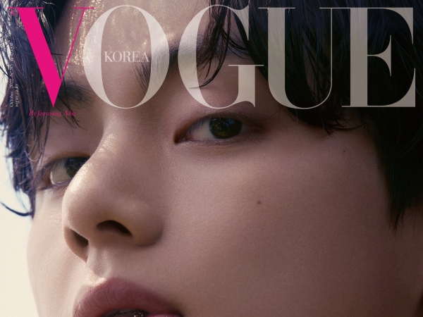 ジェニーとの“熱愛説”浮上のBTS・V、『VOGUE』ソロ表紙。ネックレスを咥える姿に悶絶…【PHOTO】