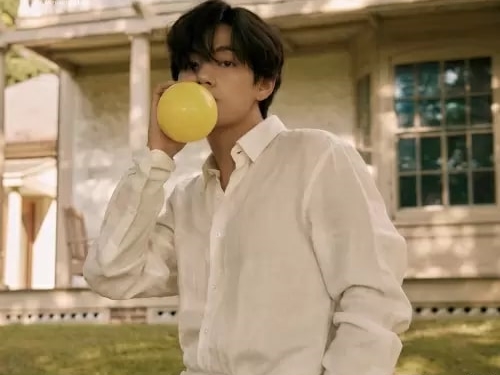 ジェニーとの“熱愛説”浮上のBTS・Vが心境打ち明ける「余裕がある“ふり”をしているだけ…」