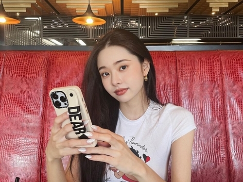 “偽ブランド品”で炎上した韓国女性ユーチューバー、食堂でもらったファンからの“メモ”に感動【PHOTO】