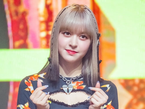 “TWICEの妹分”NMIXX、超ミニのホットパンツ姿に「履いてます？」とファンもタジタジ【PHOTO】
