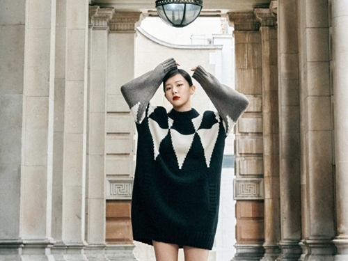 【写真】Red Velvetスルギ、“ロンドンガール”顔負け！洗練されたスクールルックで秋を先取り