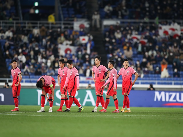 【動画】“日韓戦”完敗の韓国代表、悲痛な帰国現場…暗い表情で報道陣の前に登場