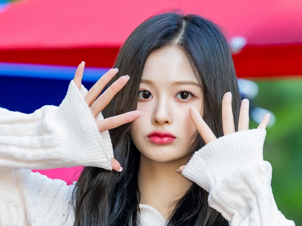 「まるでTWICEサナ＋ツウィ」と話題になったNMIXXソリュン、“超ドアップ”でも完璧なビジュアル【PHOTO】