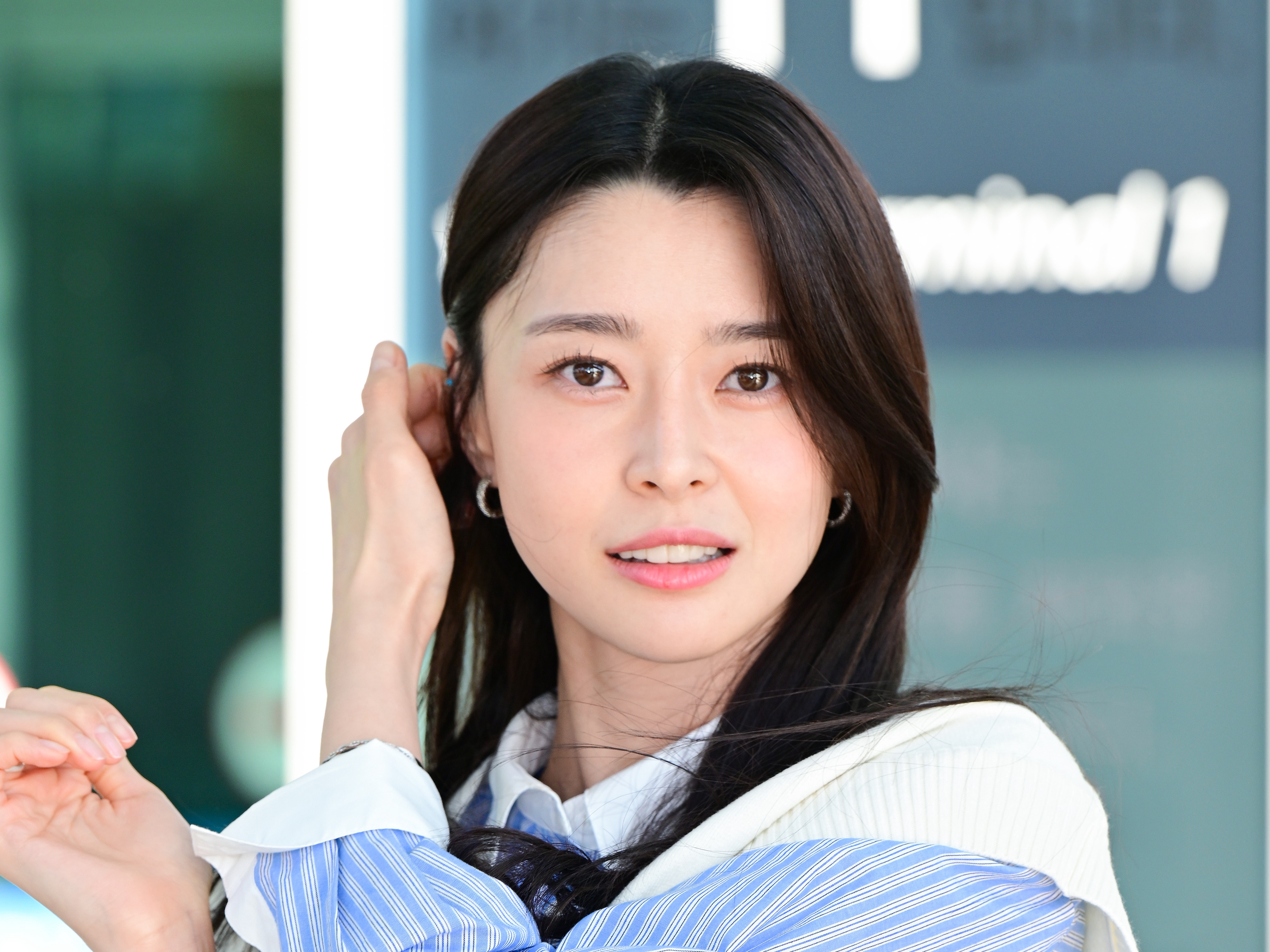 【空港ファッション】『六本木クラス』で新木優子が演じる役の本家！美人女優クォン・ナラ、172cmの高身長誇るニットコーデ