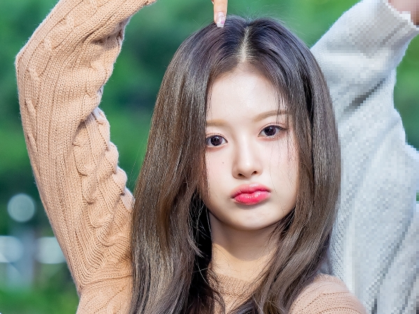「まるでTWICEサナ＋ツウィ」と話題になったNMIXXソリュン、あざとい“上目遣い姿”で悩殺！【PHOTO】