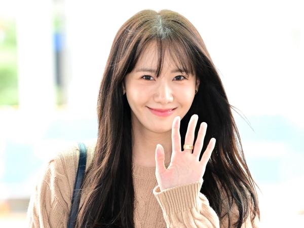 衝撃の“濃厚キスシーン”披露も…少女時代・ユナ、肌見せドレスで証明した正統派の美貌【PHOTO】