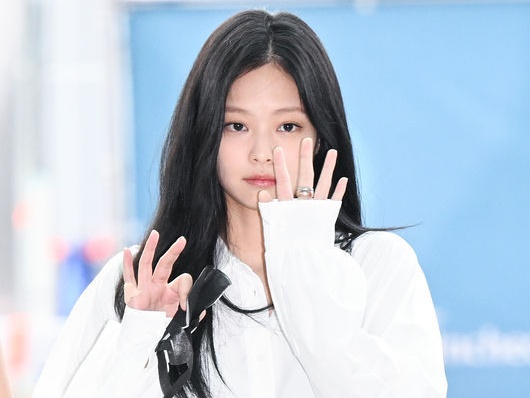 「なぜバレない」BLACKPINK・ジェニー、変装しなくて大丈夫？ディズニーランドで満面の笑み【PHOTO】
