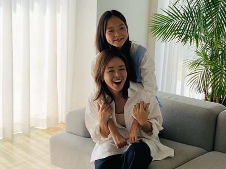 【写真】日本人モデルSHIHO、娘チュ・サランと広告撮影！隠しきれないモデルのDNA「とても綺麗な母娘」